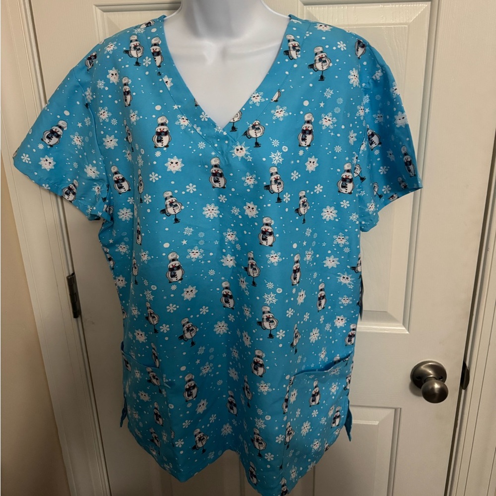 Gabby Brooke Women's Scrub Top Size XL Snowman Snowflakes Blue NEW WITH TAG gift